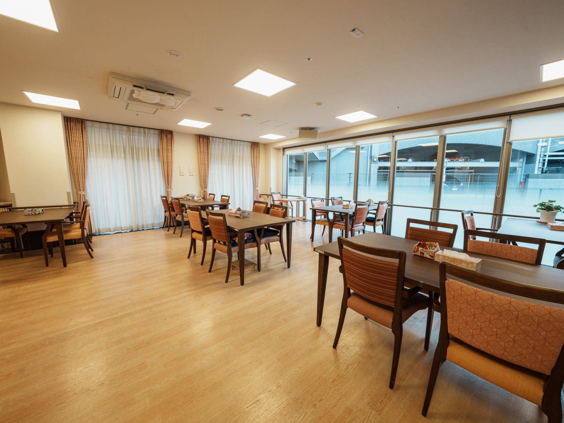 明るい食事スペース