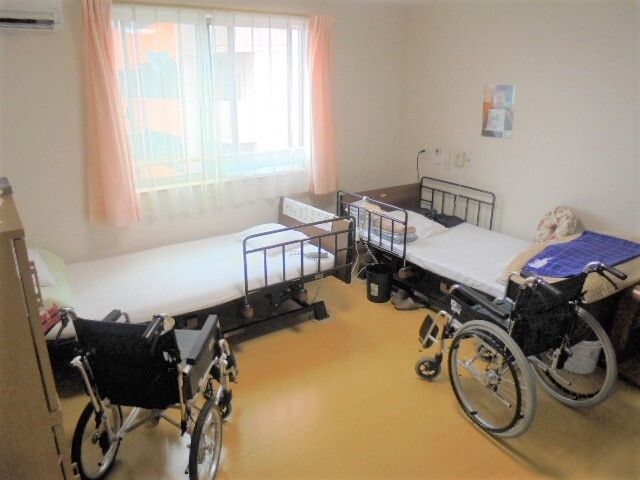 シャワーや手すりが設置された浴室には、介護度の高い方に対応した浴槽がある。
