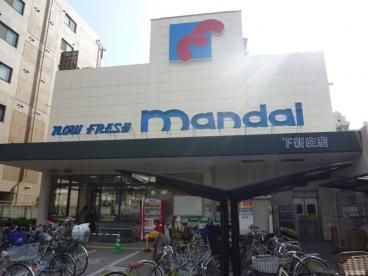 スーパーマーケット外観写真。駐輪場がついている