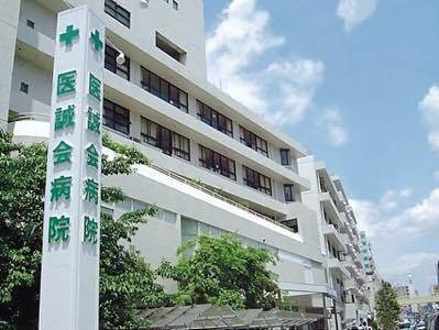 外壁が真っ白な清潔感のある病院
