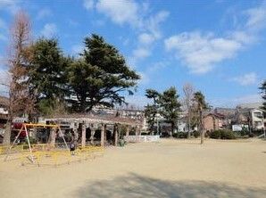 近所の公園、遊具もあり、広々とした広場がある