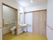 白い独立洗面台とトイレが設置された居室