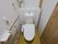 掃除が行き届いたトイレに赤い呼び出しブザーが設置されている。
