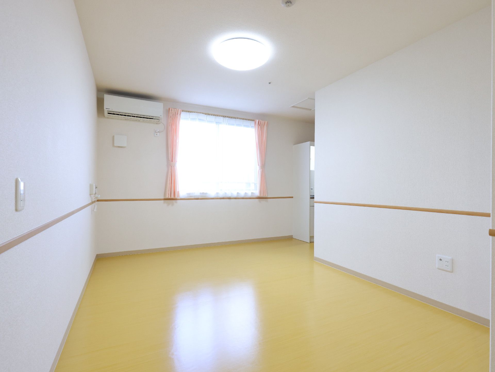 日差しが差し込む廊下