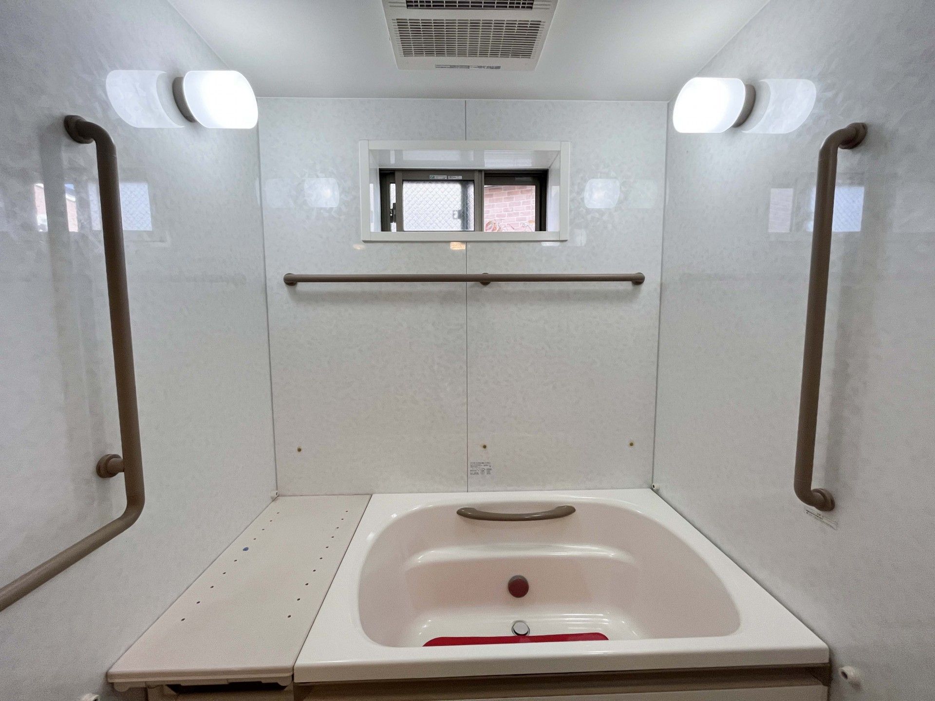 手すり付きの浴室