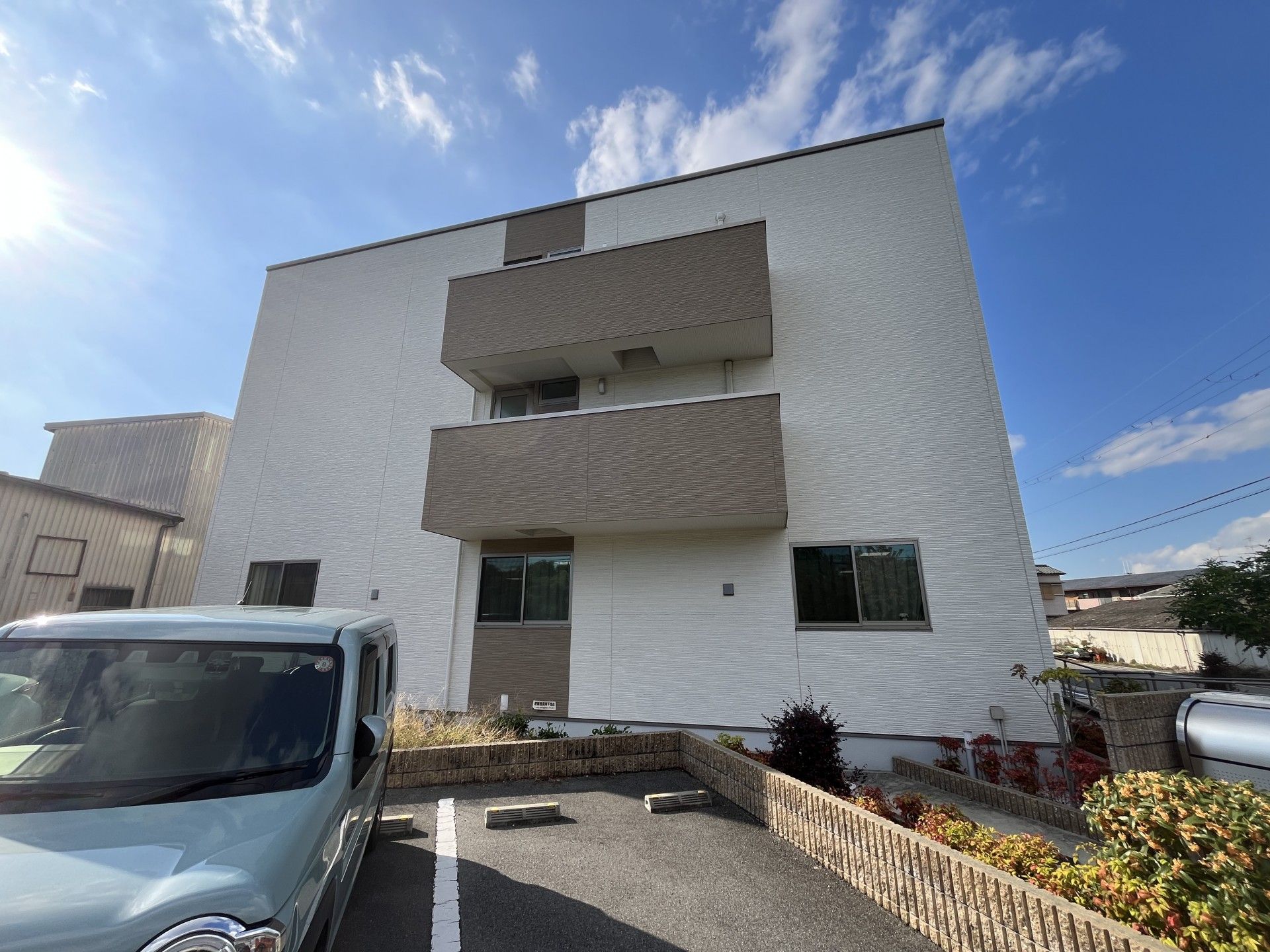 青空の下の建物外観