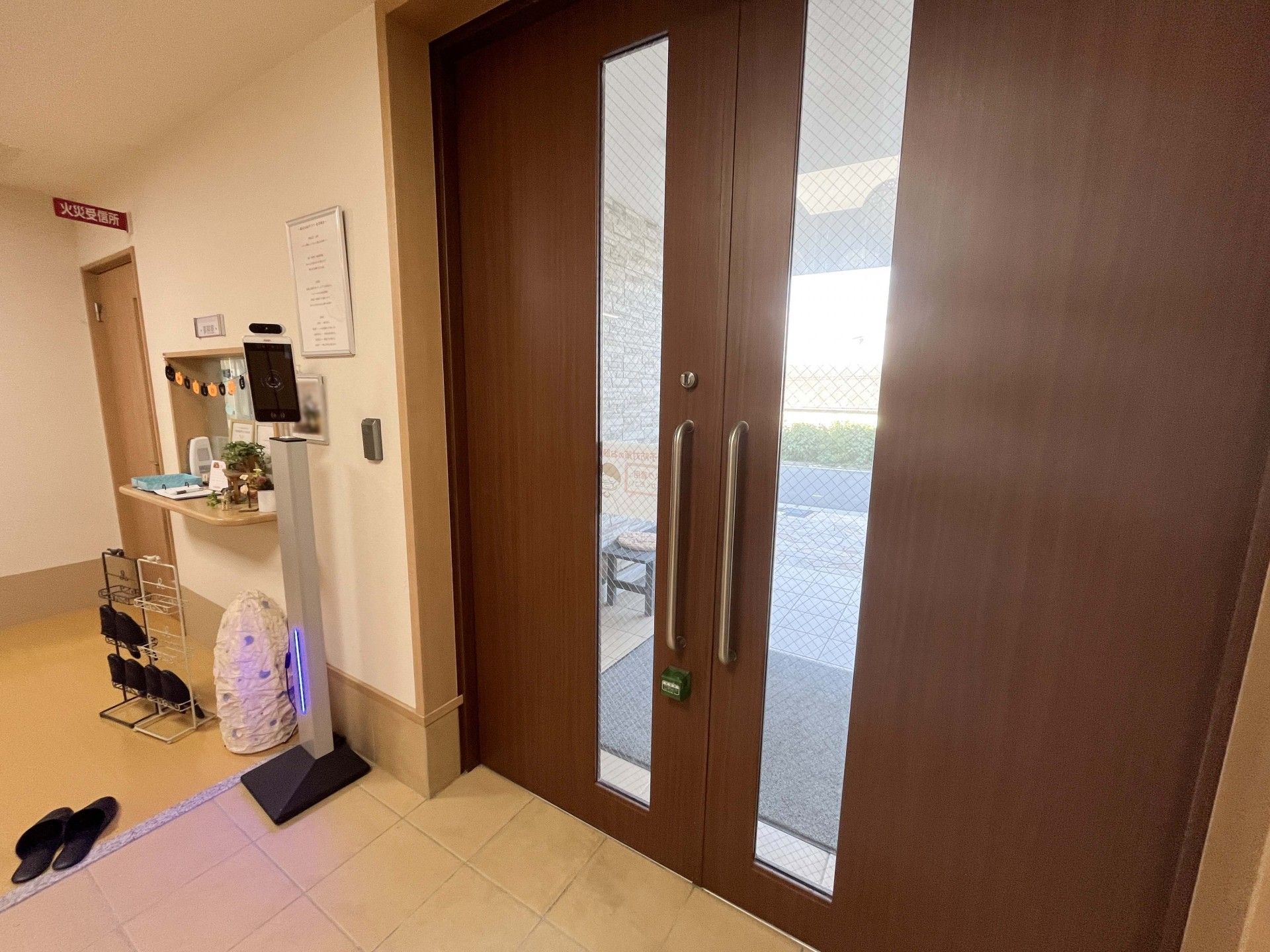 木製の扉と廊下