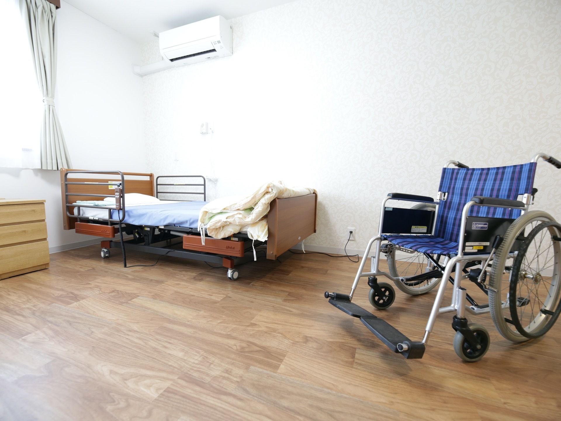 居室の床は、車椅子をご利用の方も取り回しがしやすいフローリングになっている。エアコンが完備されており、お好みの温度に調節できる。
