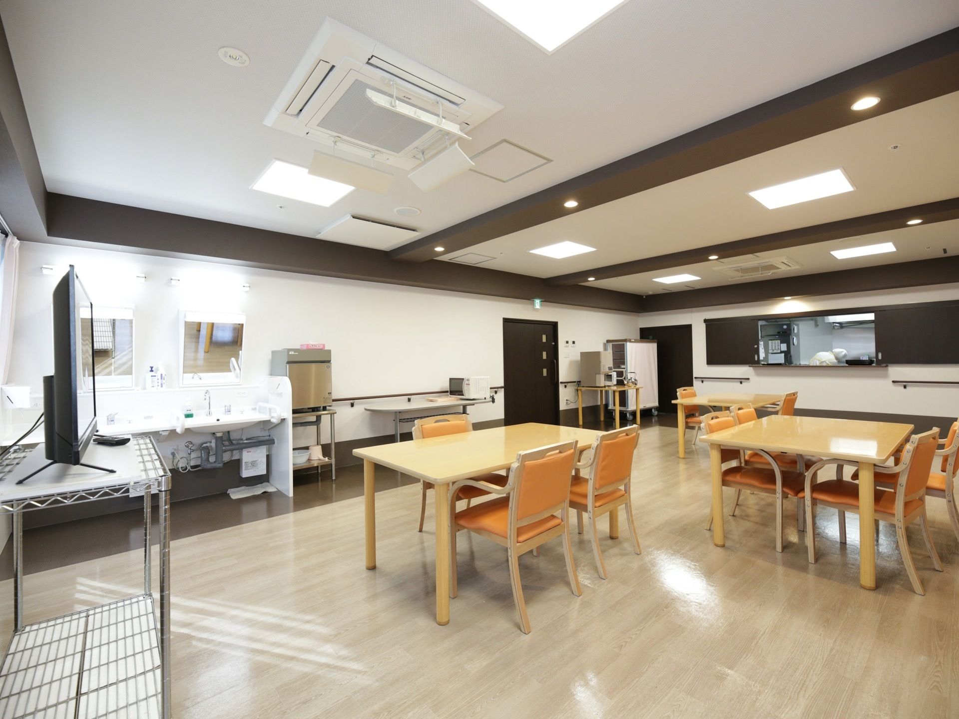 食事は施設内の厨房で作っている。旬の食材を使い、栄養バランスを考えた献立を、香りや盛り付けも工夫して提供している。