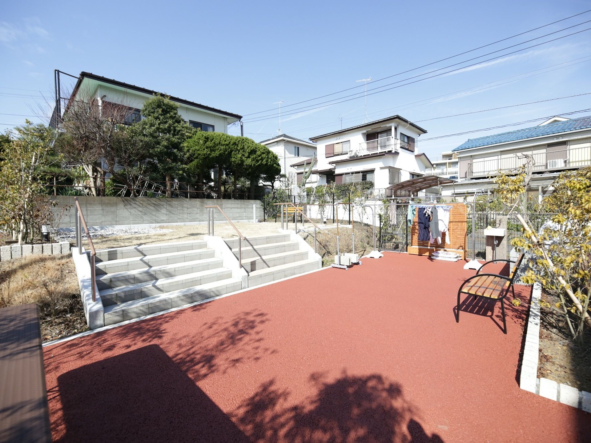 屋外に、リハビリスペースを設けている。高さの違う階段の下側がアスファルト、上が芝生になっている。ベンチがあるので休むこともできる。