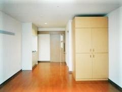 施設内の個別居室の写真。収納がある部屋の様子