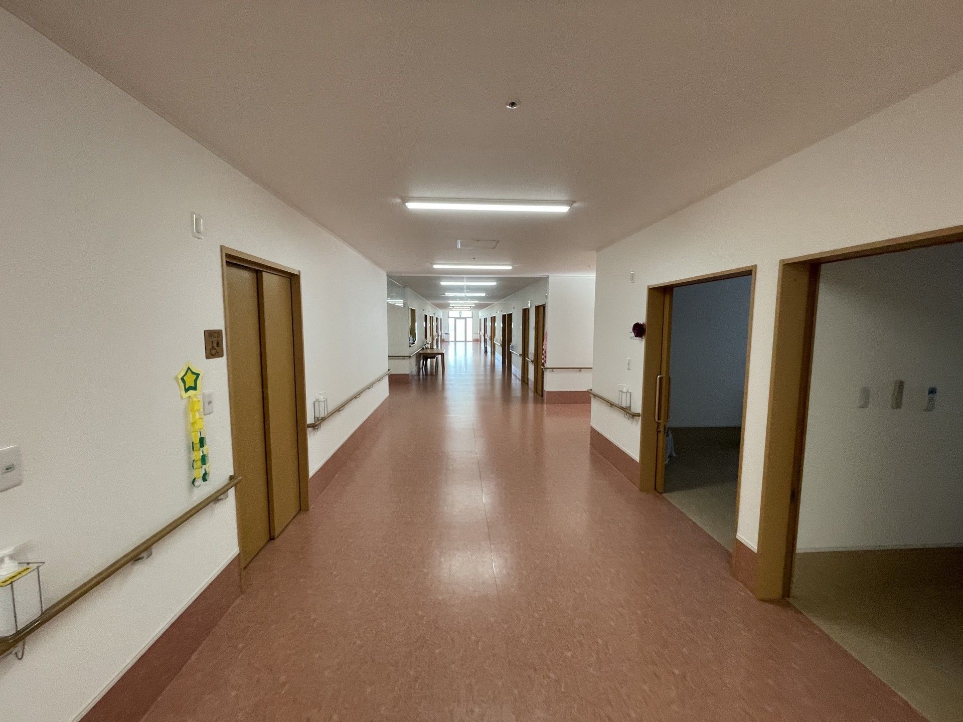 広々とした廊下の様子