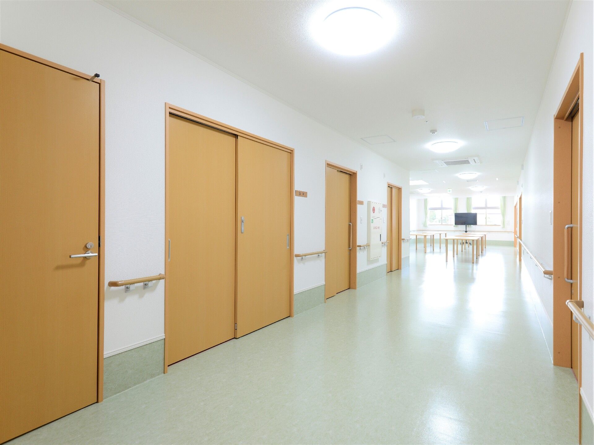 段差が無く、手すりが設置された廊下