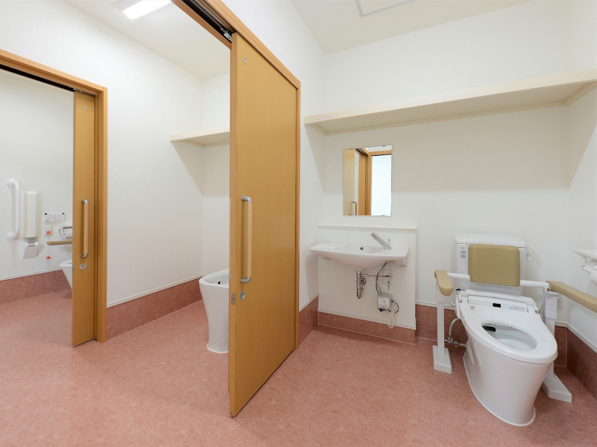 ３種類のトイレが並んでおり、お身体の状態にあった便座の利用ができる