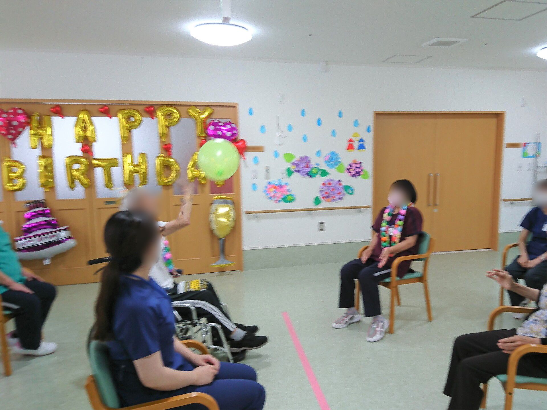 デイサービスで行われたお誕生日会でゲームをする様子