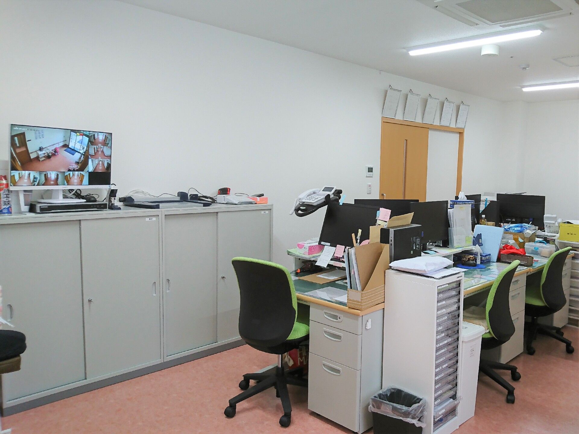 職員室にはPCなどの事務備品が置かれている