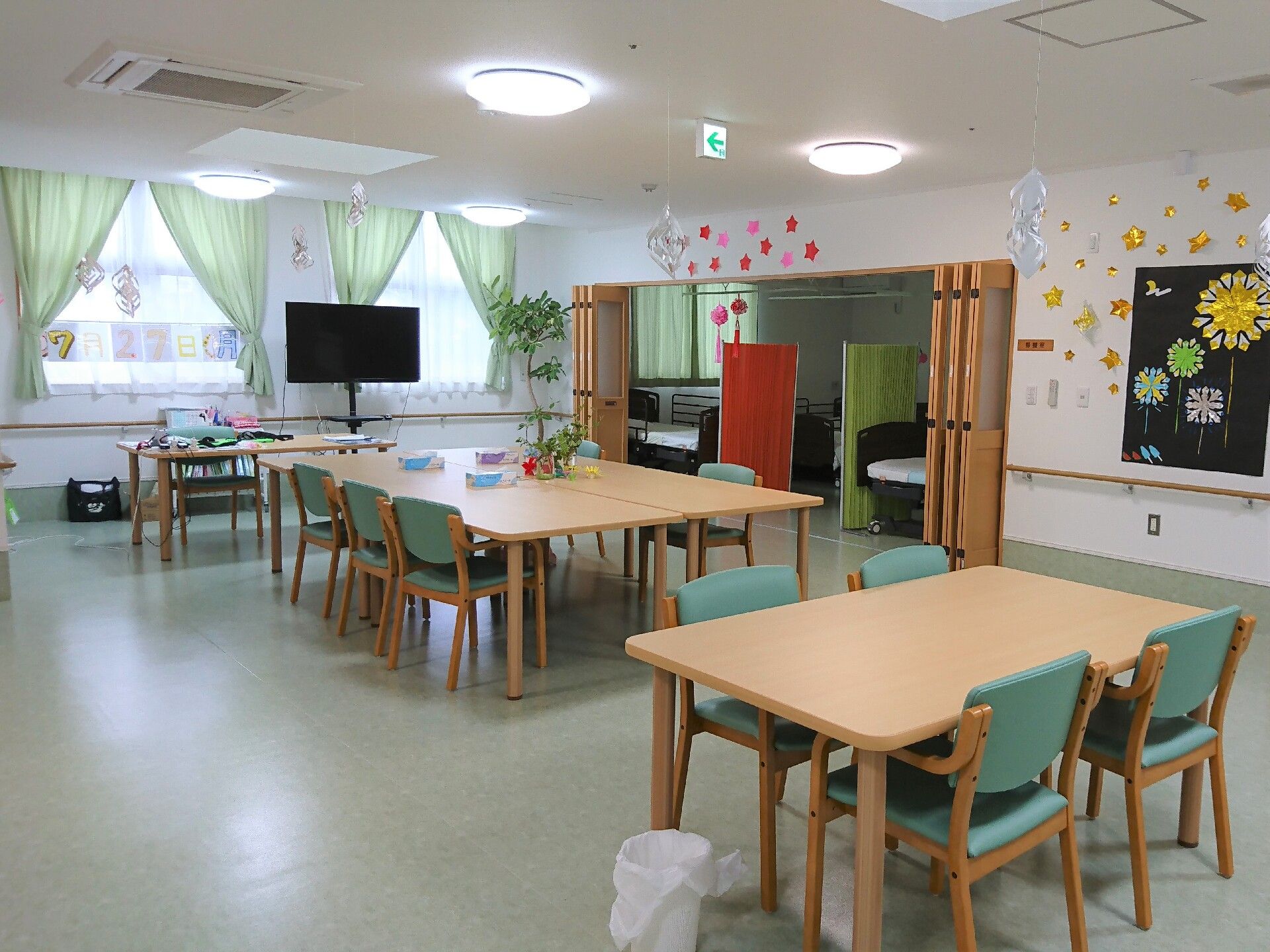 食堂、仕切りを空けるとさらに広く開放的な空間になる