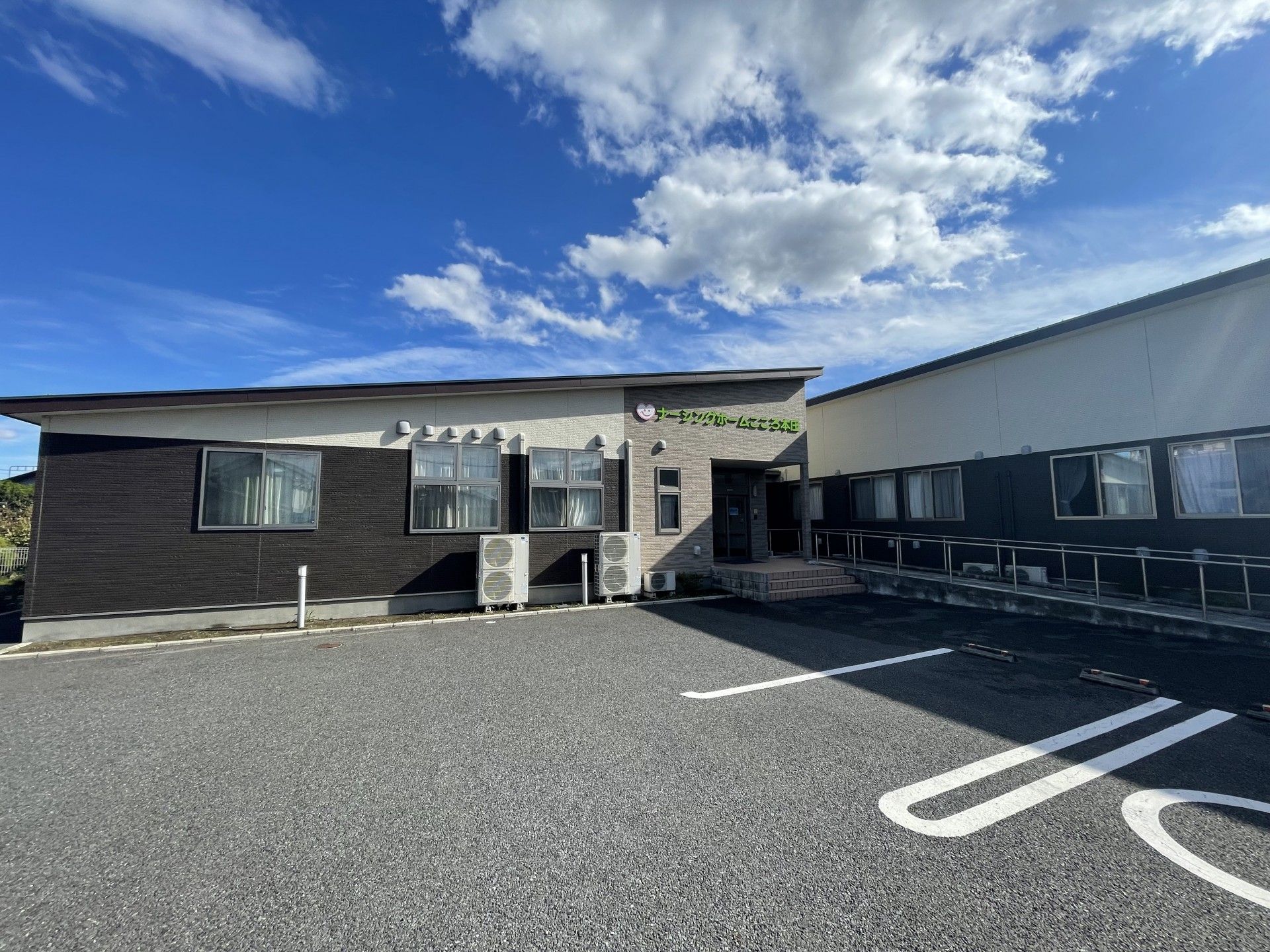 ゆったりとした外観の建物