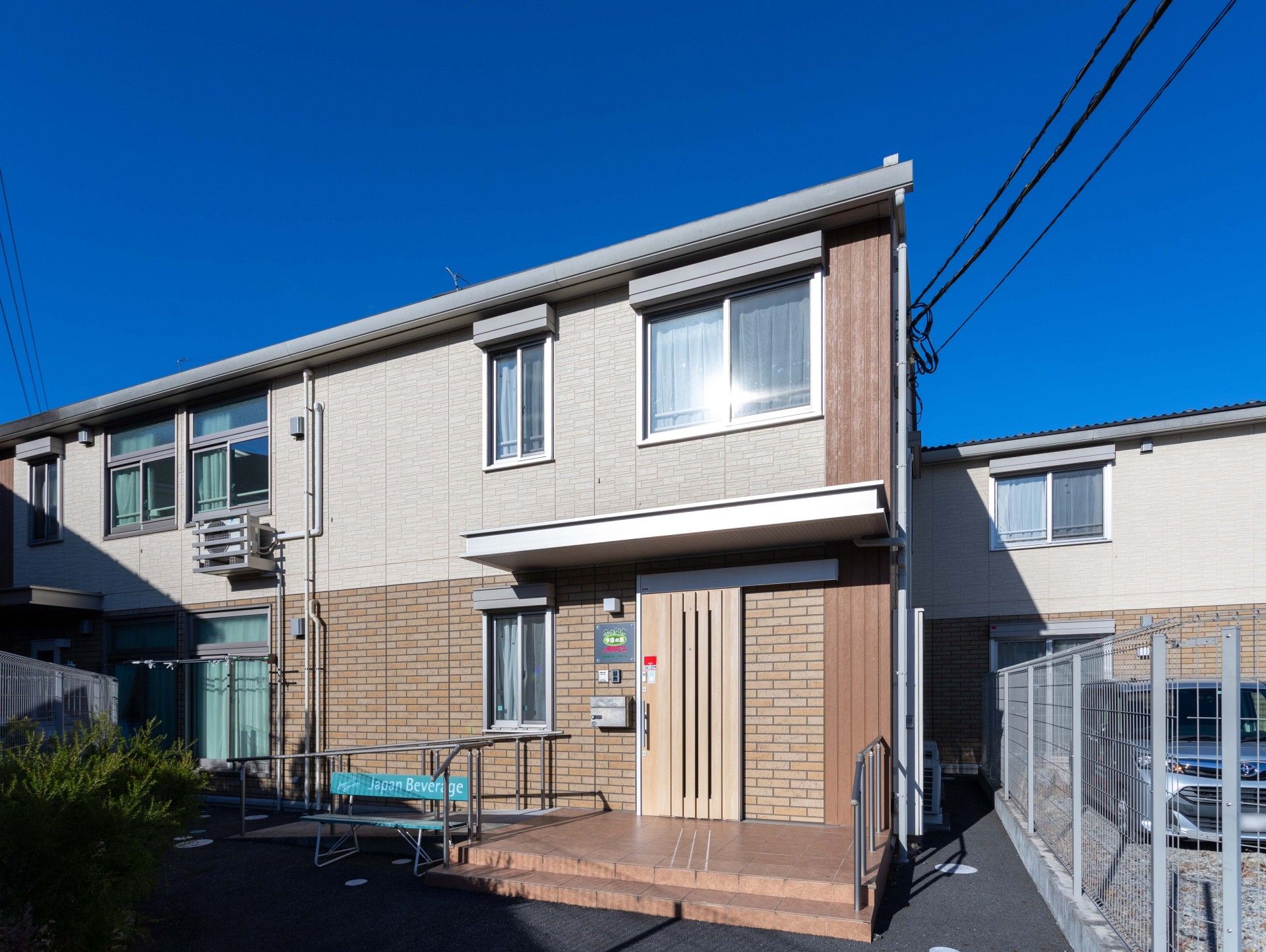 日差しが差し込む建物の外観