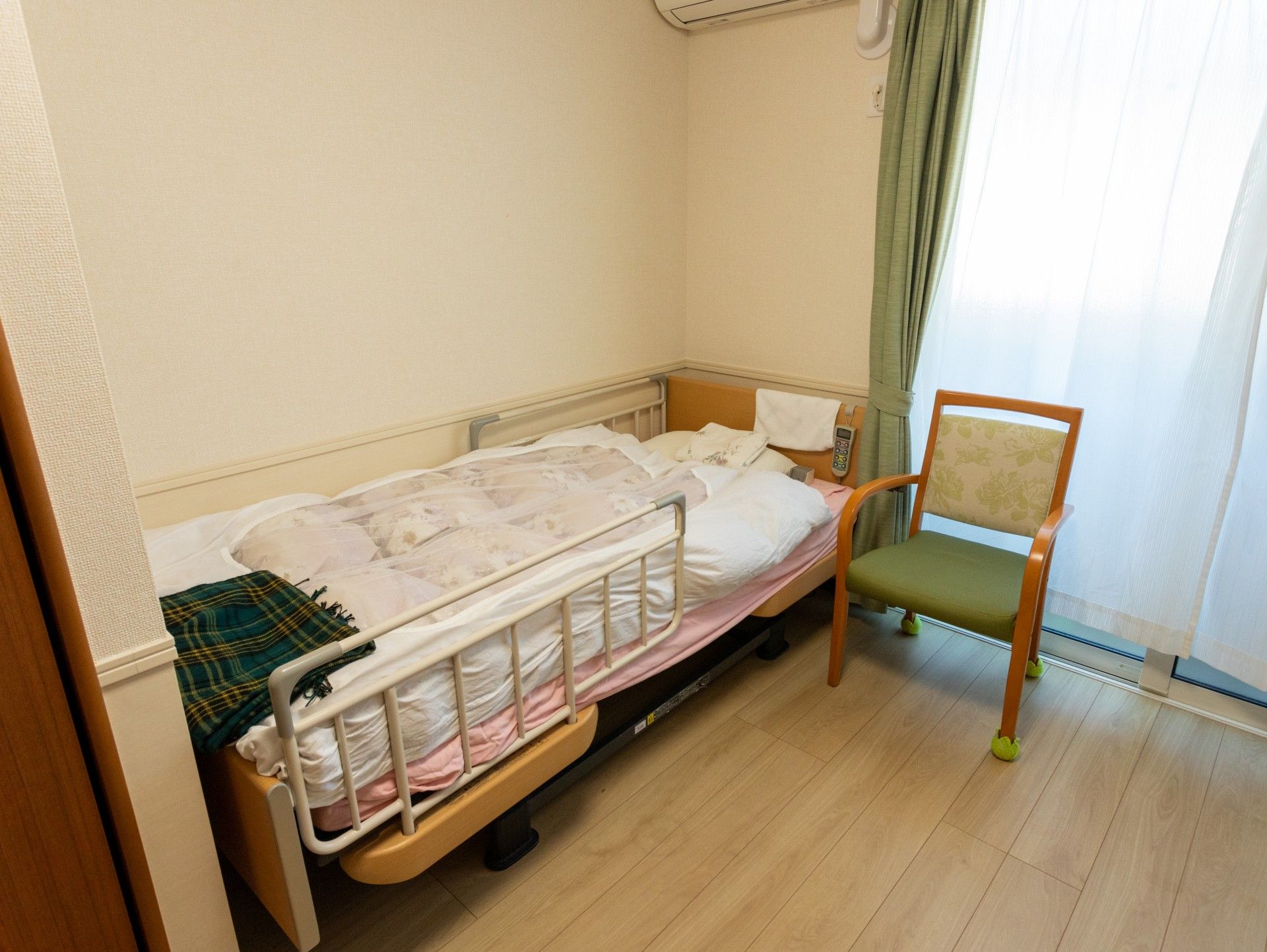 ベッドと椅子のある部屋