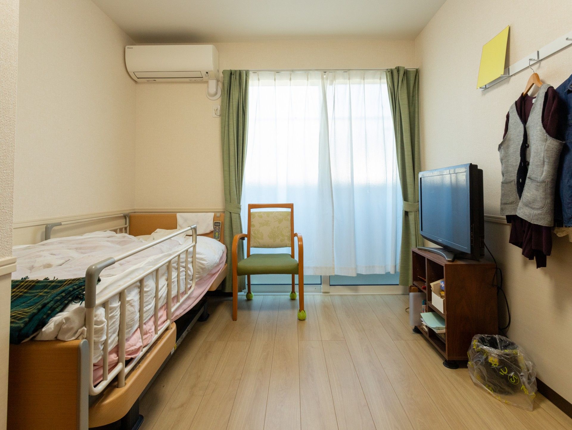 ベッドと椅子のある部屋