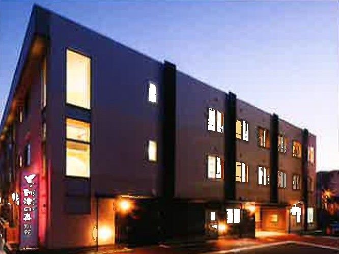 夕暮れ時の外観。３階建ての建物には大きな窓が付き、館内の様子がよく見える。