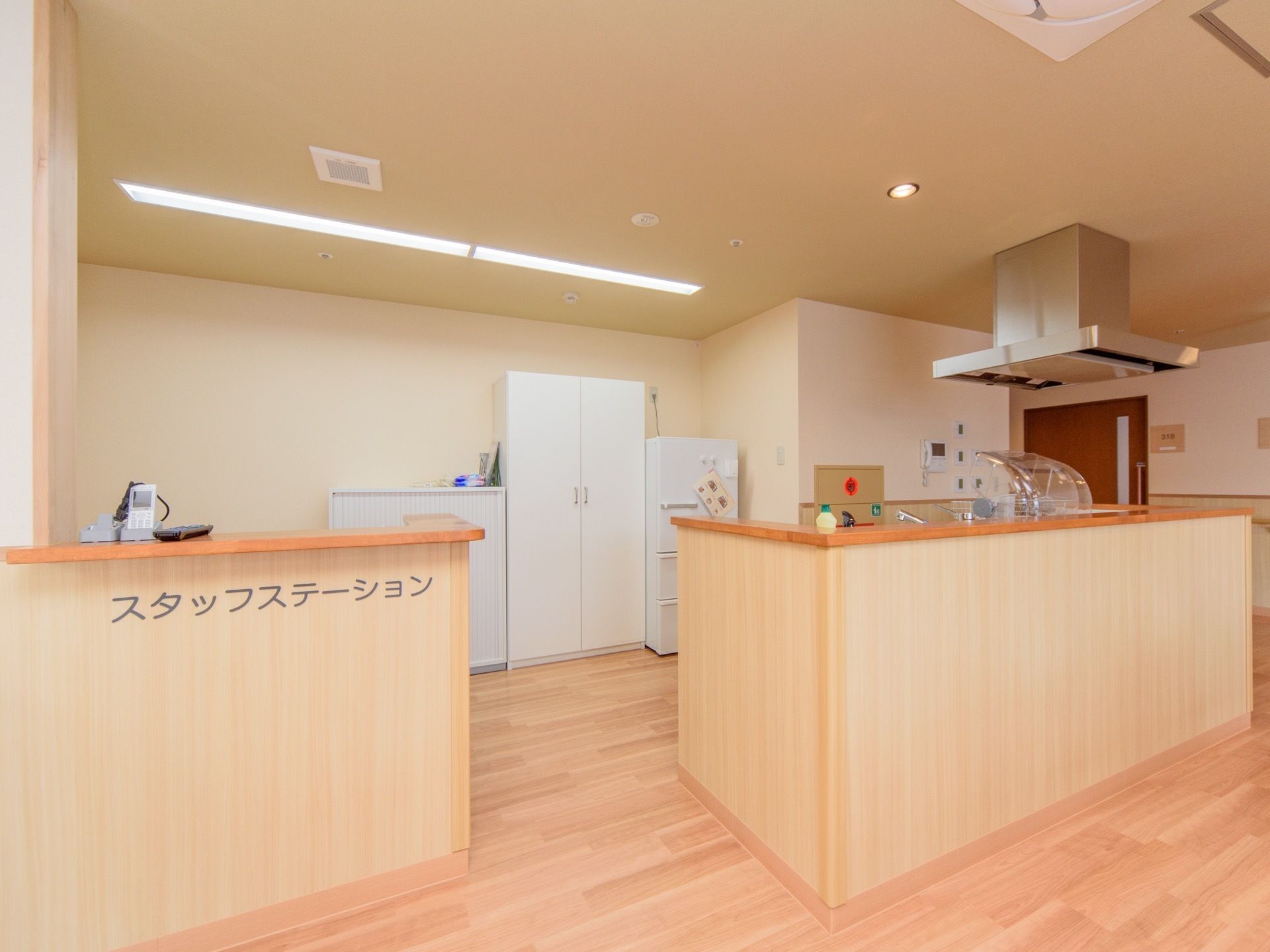 スタッフの作業スペースとキッチンが食堂に隣接している。アイランドキッチンになっており、調理しながら食堂を見渡すことができる。
