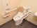 便座の周囲にスペースがある多目的トイレである。ナースコール、手すりなど充実したサポート機器が備わっている。