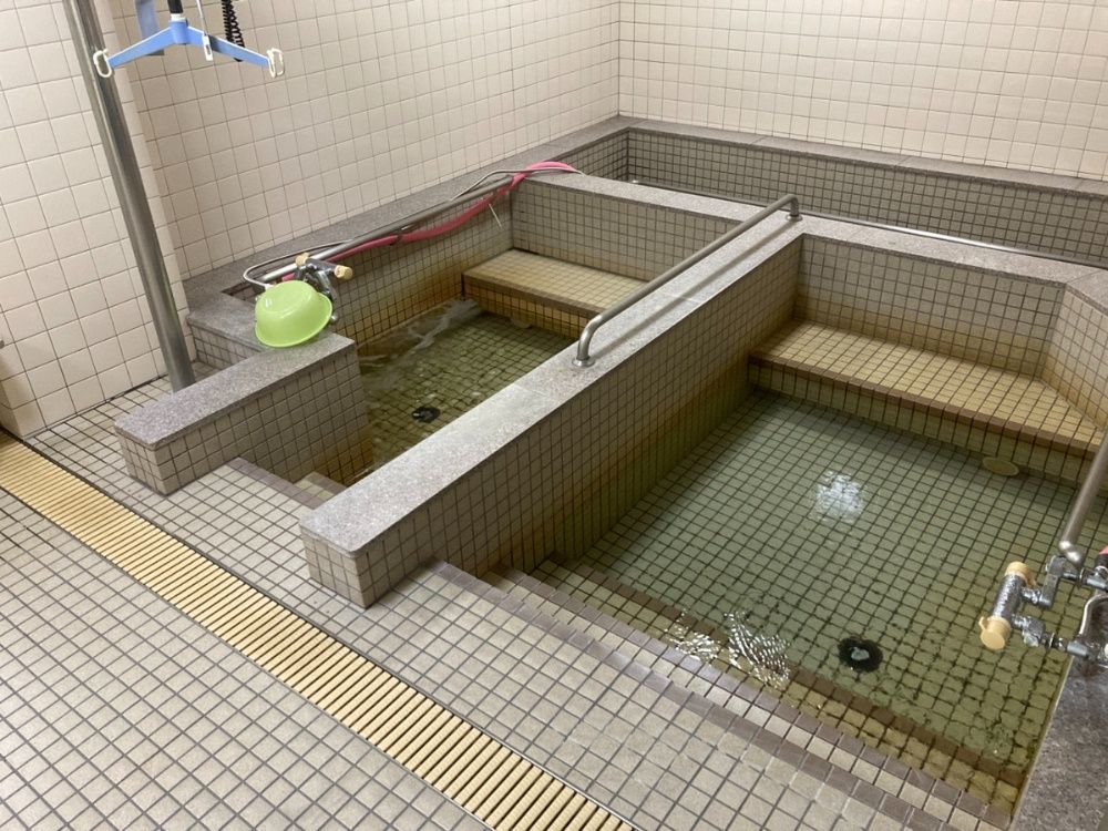 手すり付きの浴槽