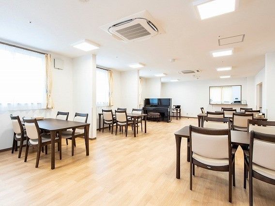 ピアノが置かれたリビングダイニングは大きな窓が付き、明るい雰囲気。