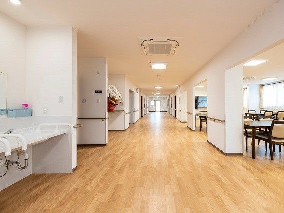 幅の広い廊下の右側には食堂、左側には洗面所があり、突き当りにはドアがある。