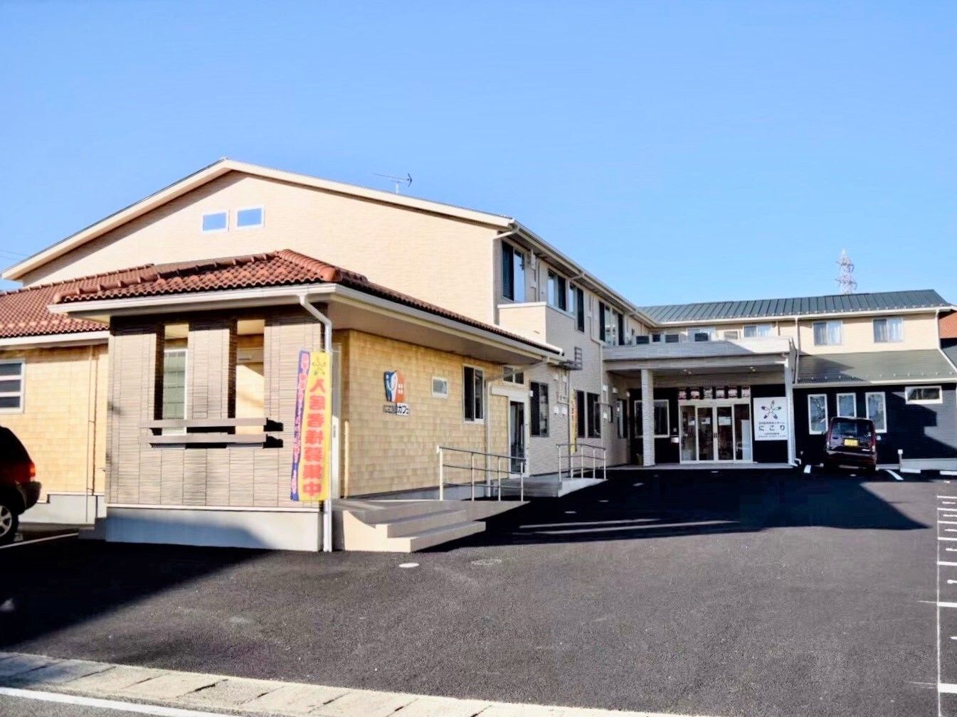 一人でくつろいでいる様子の高齢者。新聞を読みながら飲み物を飲んでいる様子
