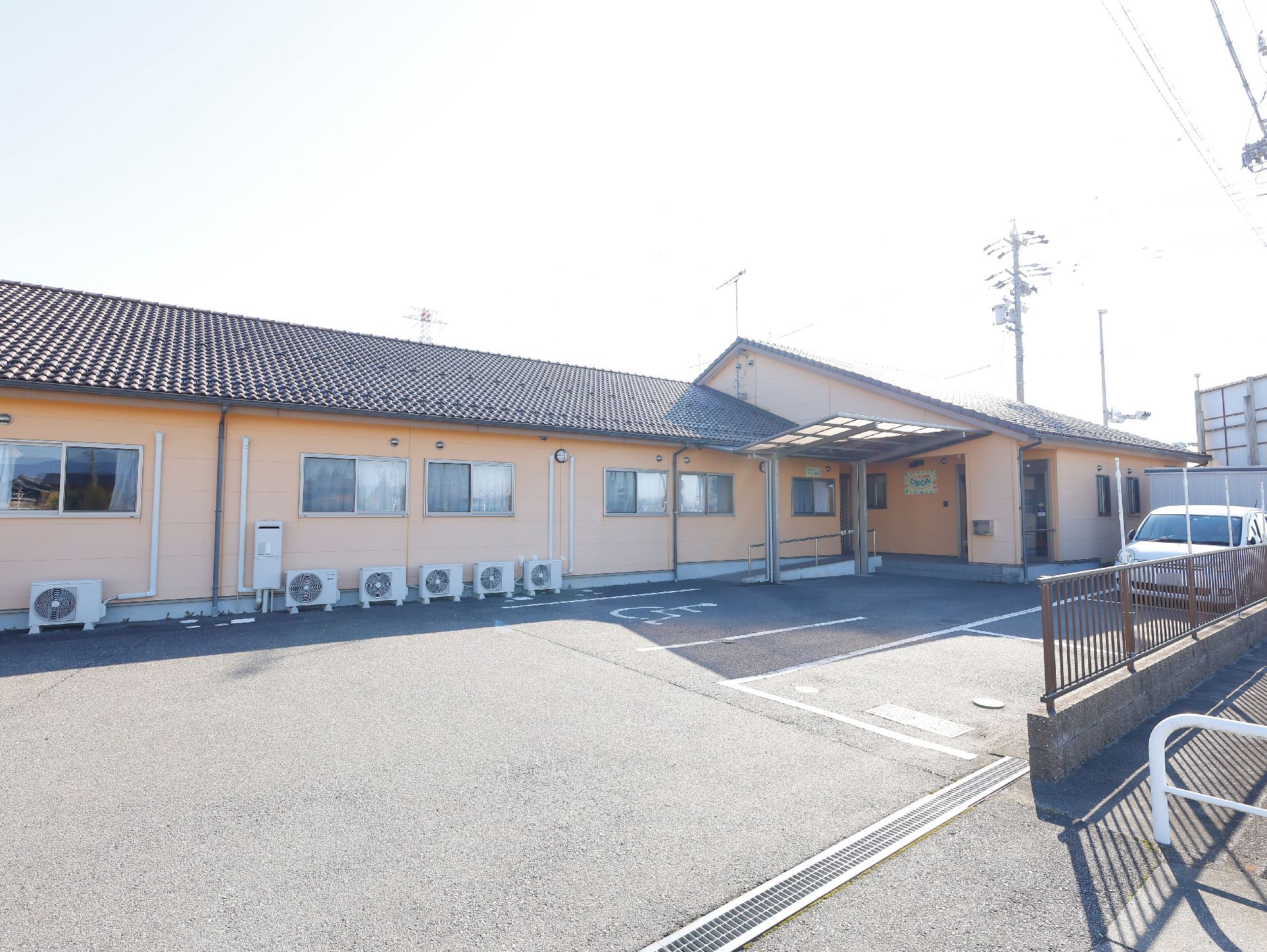 落ち着いた色合いで、駐車場も設置されている外観