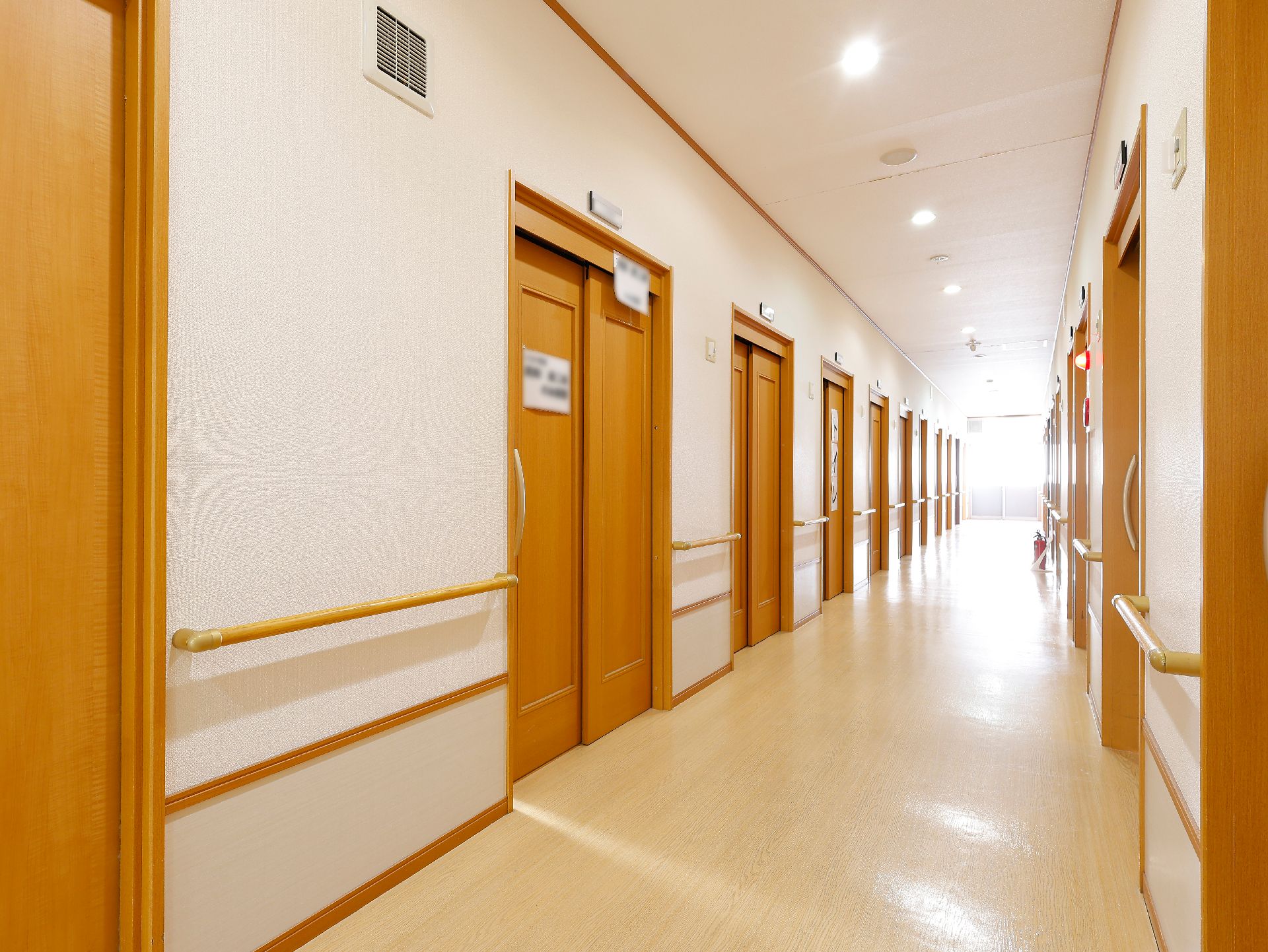 壁に手すりが設置され、床の段差ができる限り解消されている廊下