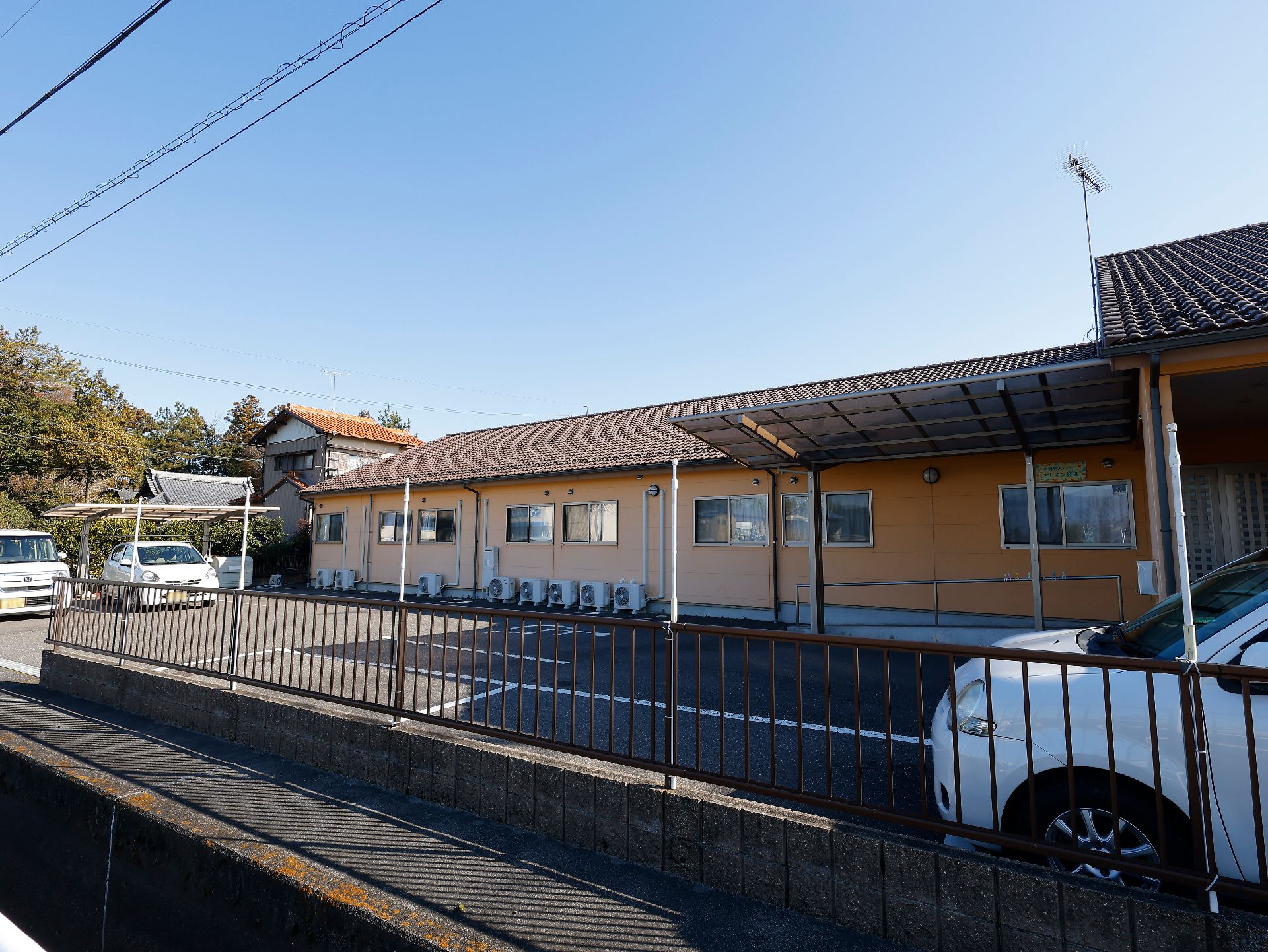 駐車場が近くにあるので、遠方の人も通いやすい介護施設の外観
