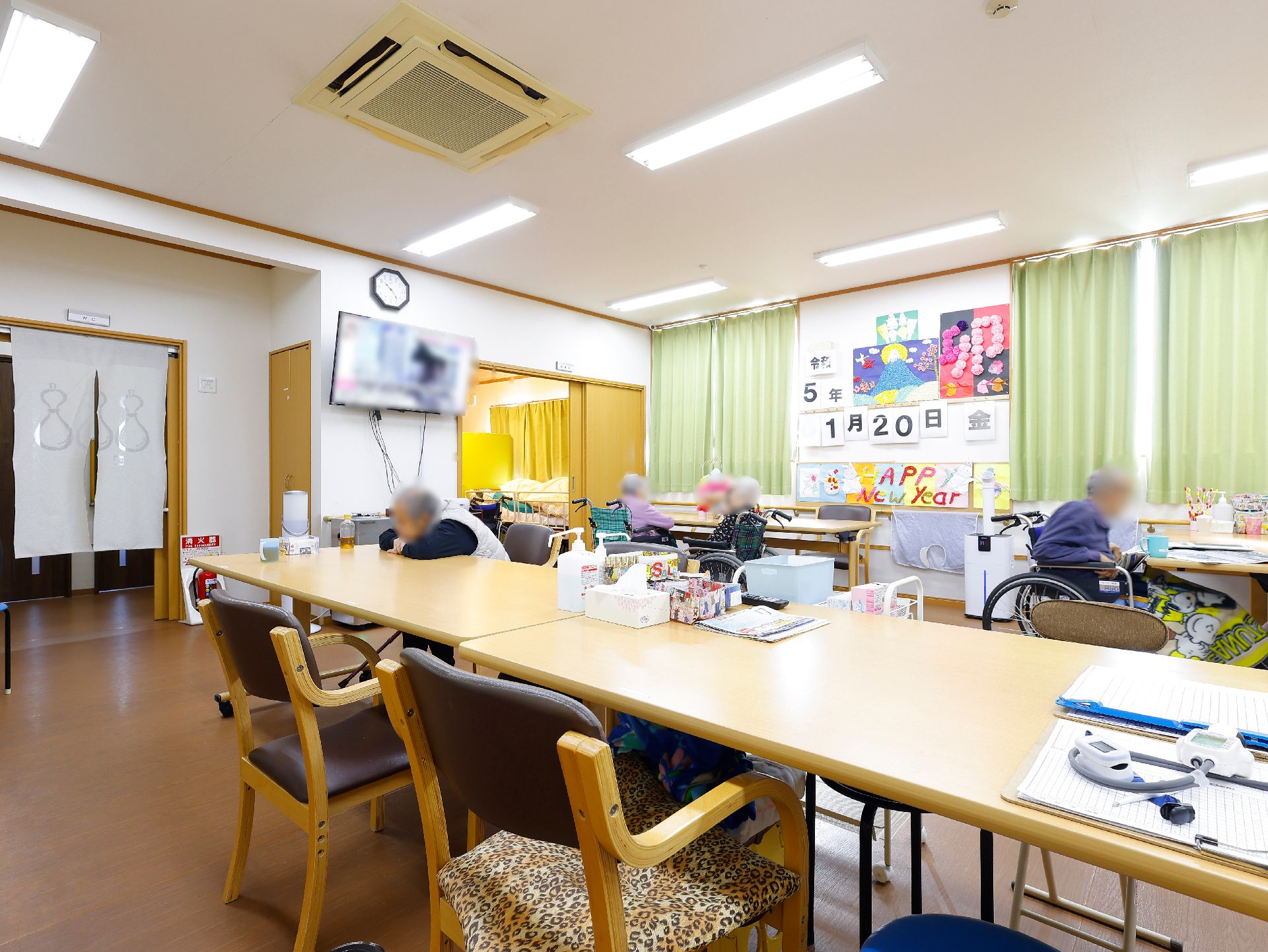 笑顔で会話をする高齢女性と女性ケアマネジャー