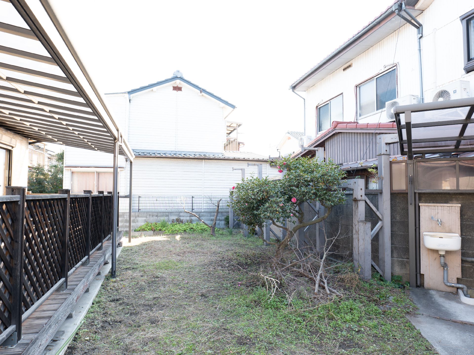 緑の自然で囲まれた施設