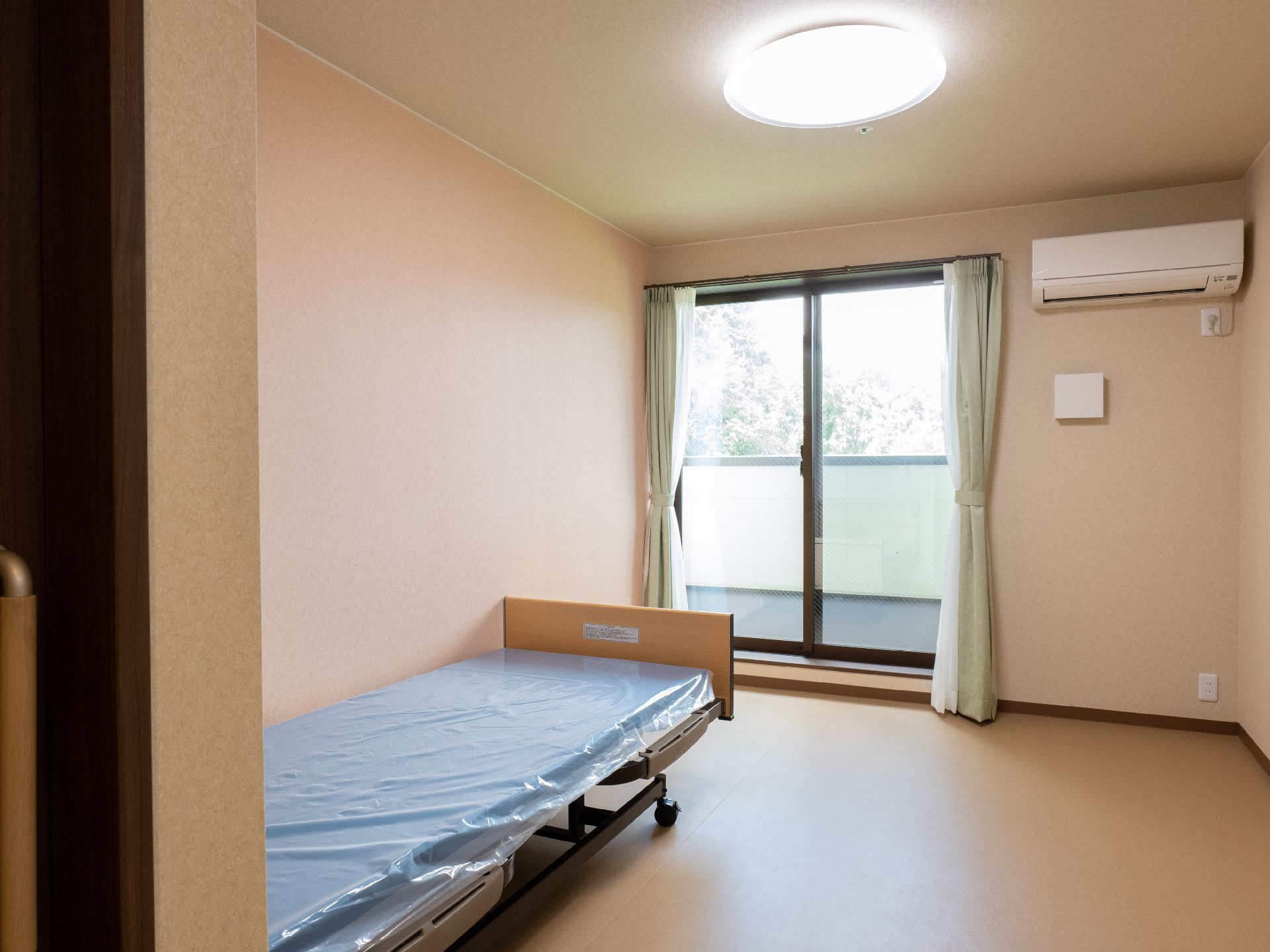 面積の広い、介護ベッドが設置されている居室