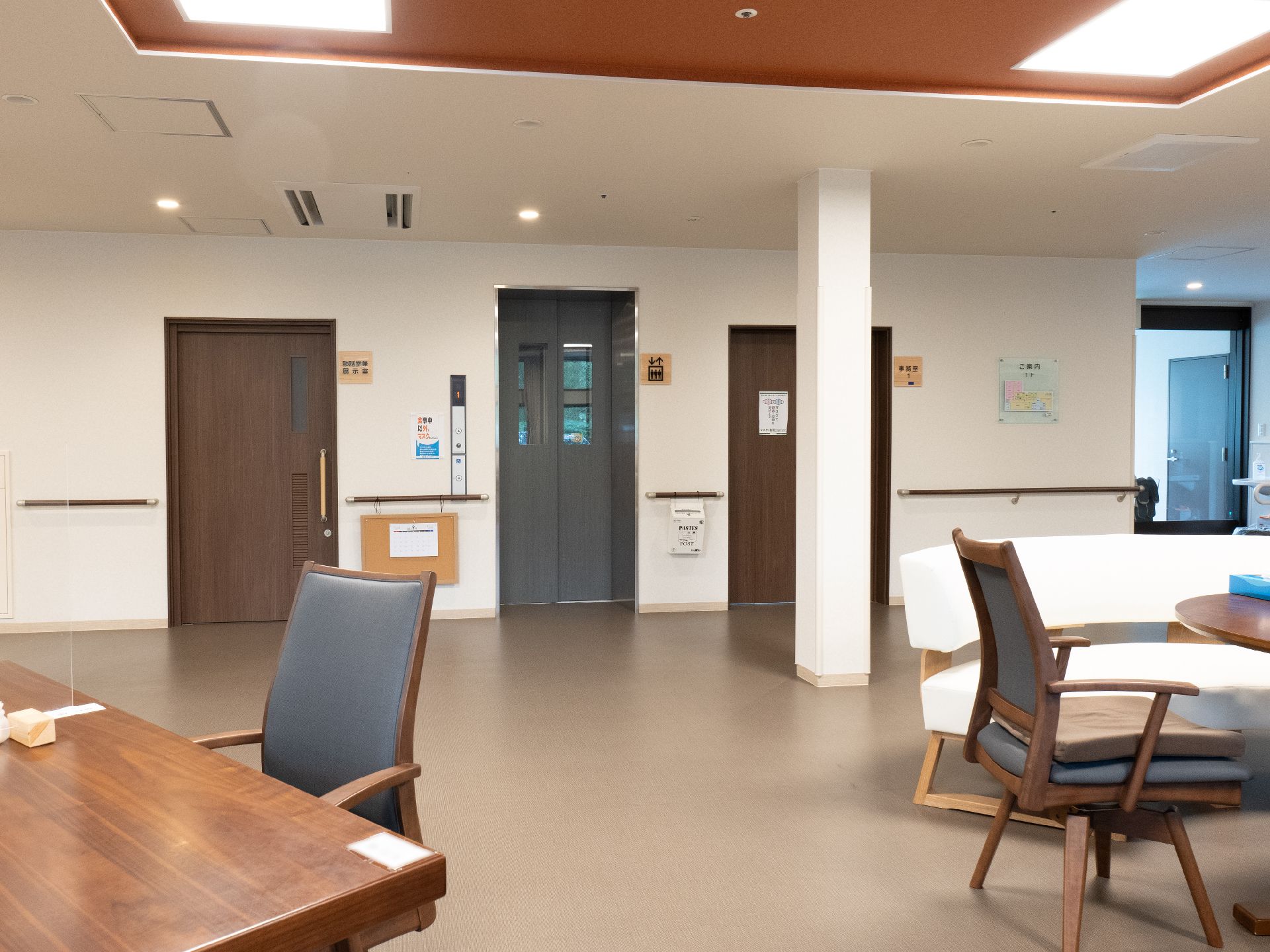 手でしっかりとつかみやすい形状の手すりが設置されている廊下