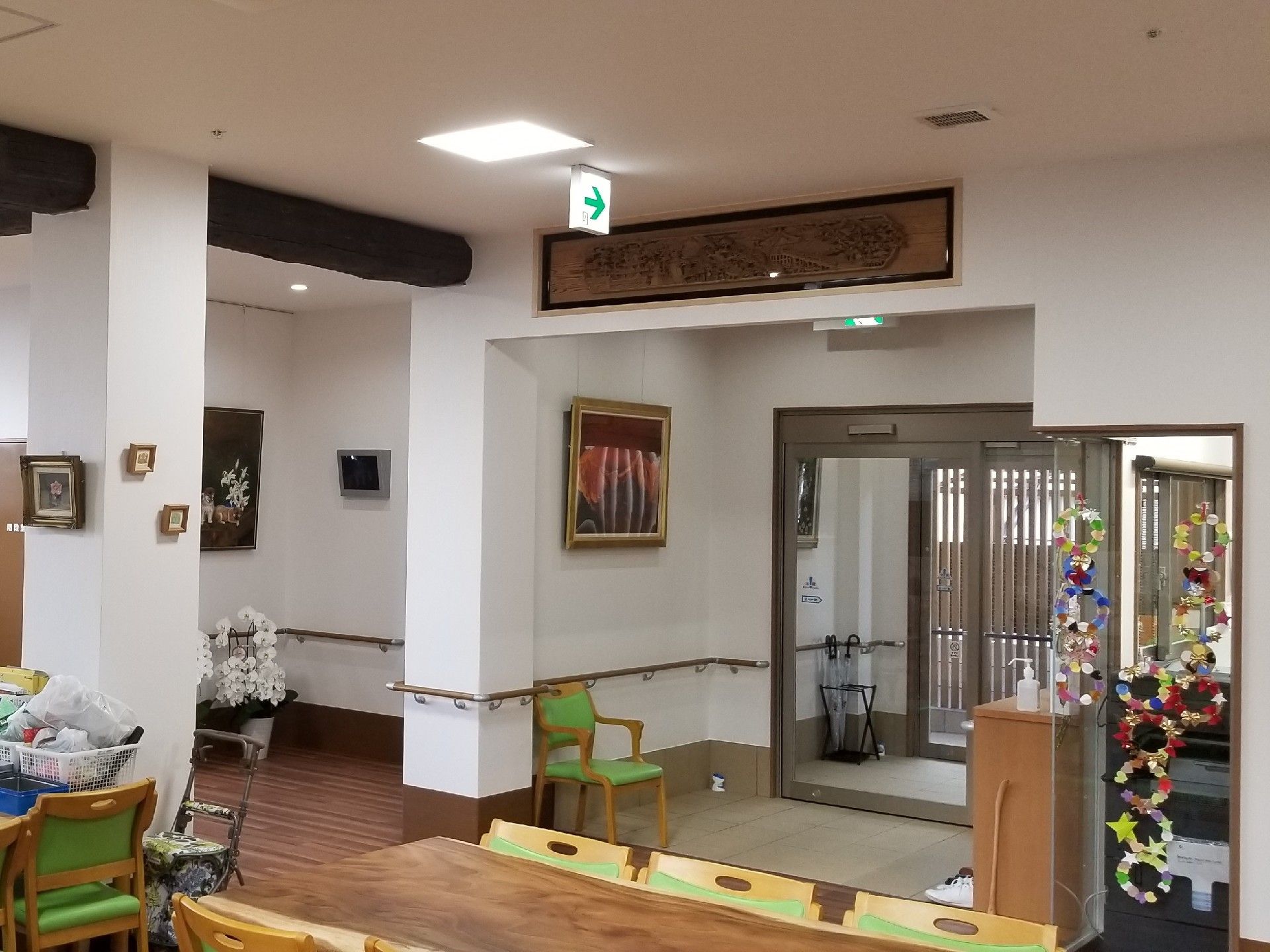 絵画と欄干が印象的な施設のエントランス部分。バリアフリー構造の入り口