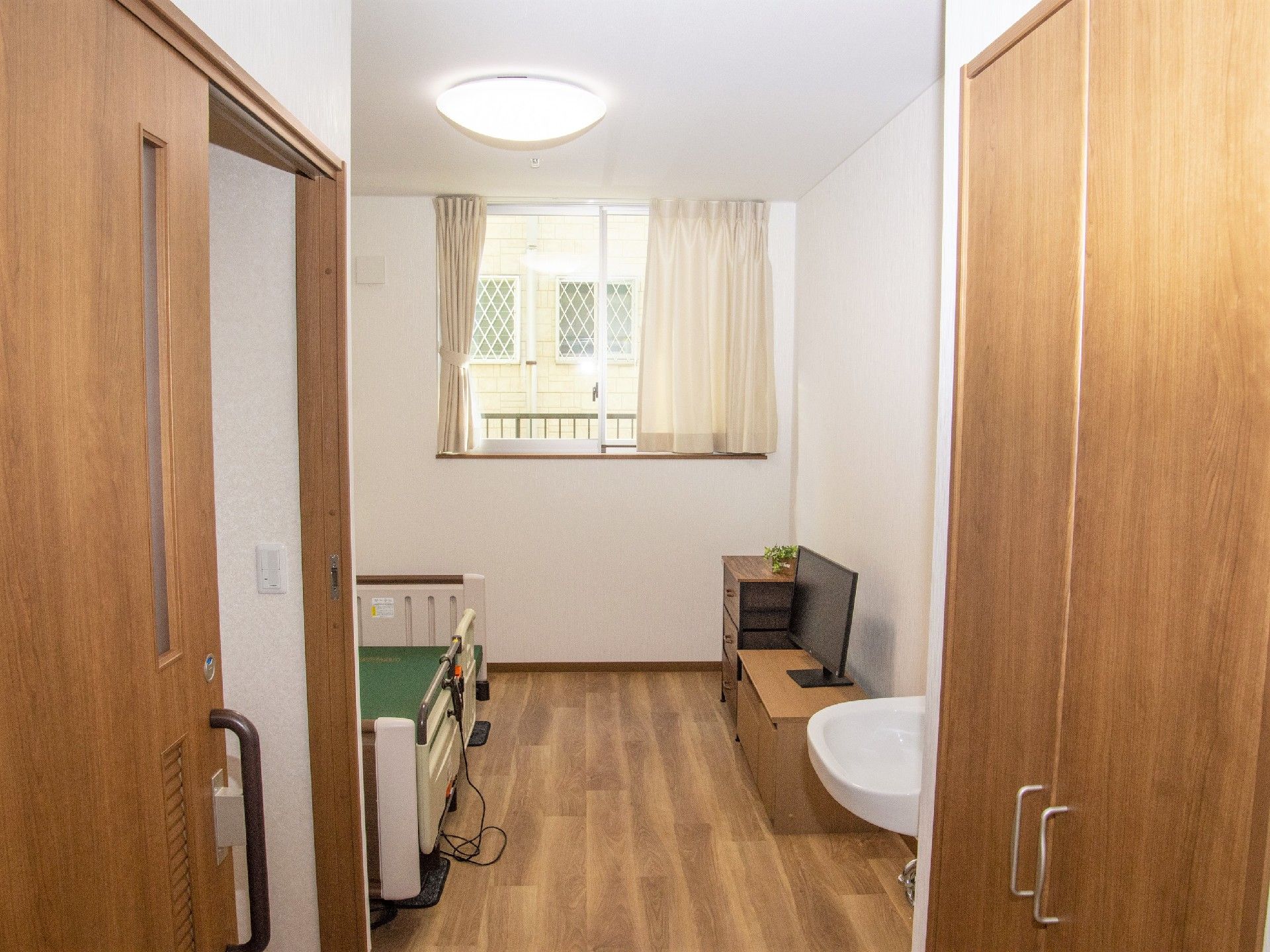 引き戸仕様の小さな部屋の様子。右側にクローゼット、左側にトイレがあるワンルーム