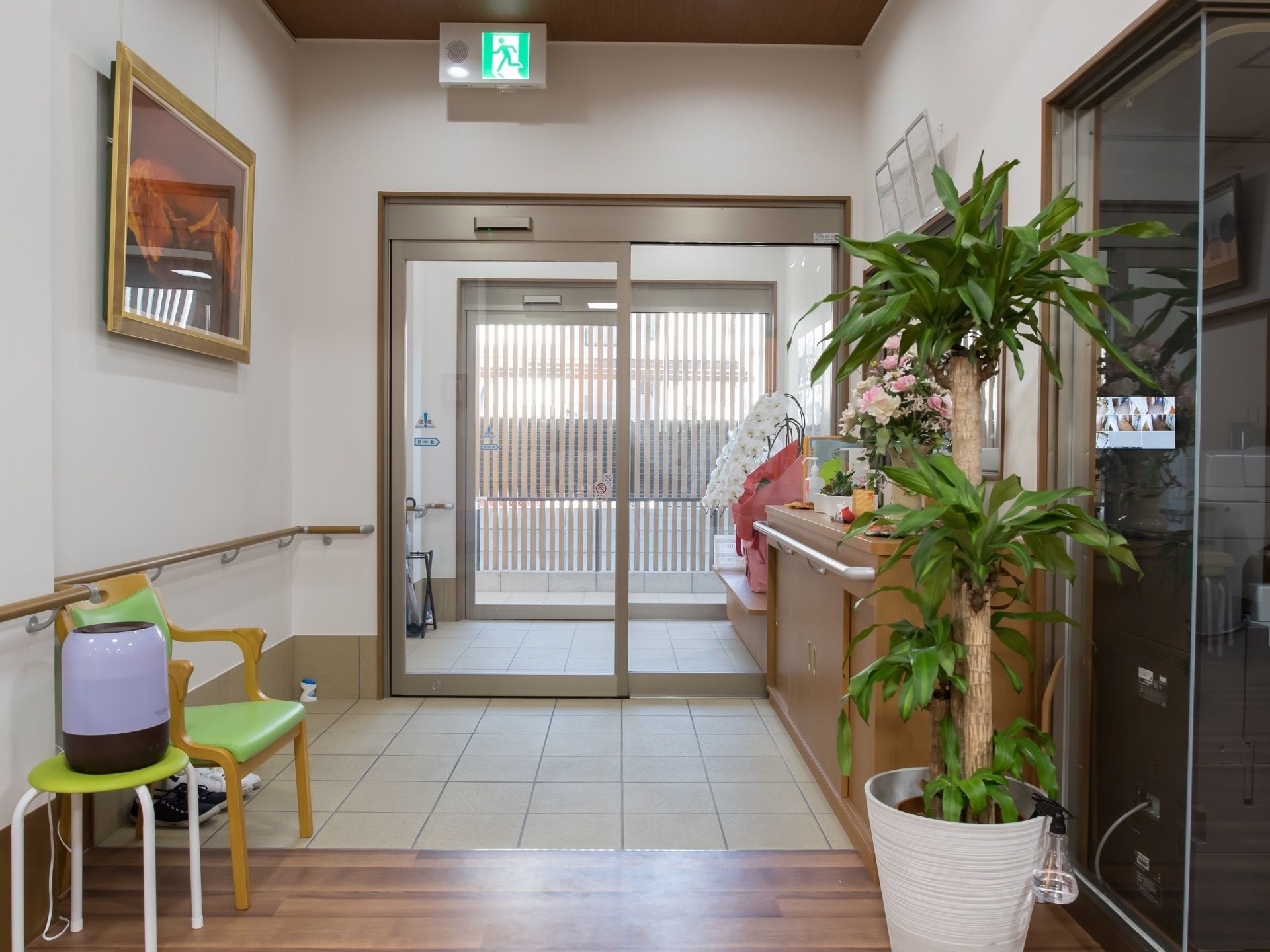 建物入り口から風防室を通って玄関まで、一直線のバリアフリーになっている。植物や絵画が飾られた、落ち着きのある玄関である。
