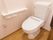 洋式トイレには、呼び出しボタンが完備されている。ペーパーホルダーは２つ備わっている。ドアは引き戸式である。