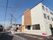 3階建ての建物で、入り口前にはスロープがあり、隣には車椅子専用駐車場が完備してある。白色と茶色のナチュラルな雰囲気の外装である。