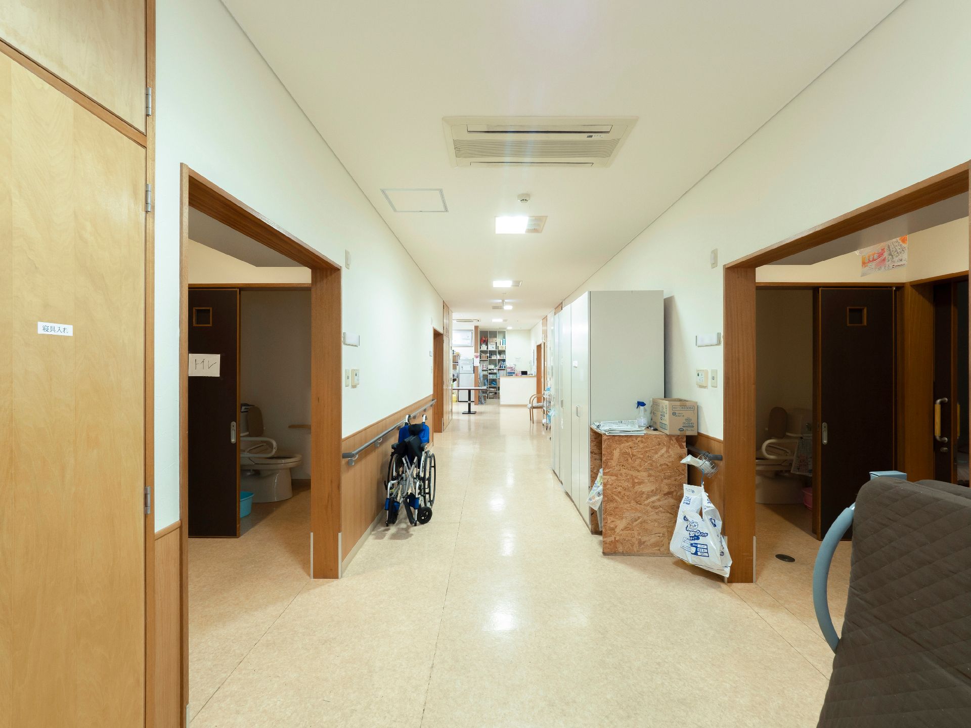 手すりが取り付けられ、段差ができる限り解消されている廊下
