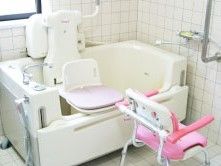 機械浴が完備され、介護度が高い人にも対応しているタイル張りの浴室は日当たりもよく明るい雰囲気。