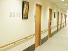 手すり付きの廊下には絵画も飾られ、通行の妨げになるようなものは置かれていない。