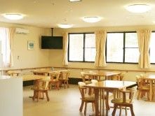 日当たりのいい食堂にはいくつものダイニングテーブルが並べられ、テレビ鑑賞も可能となっている。