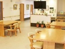 ４人掛けのダイニングテーブルが複数つなげて並べられた食堂には大型テレビもある。