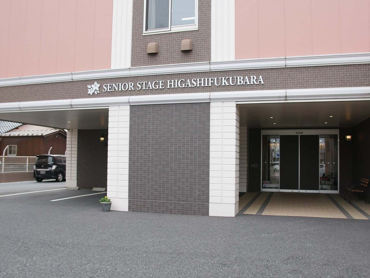 仲良く食事をしている高齢の男性と女性
